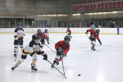 Photos d'enfants sur la patinoire donnant leur maximum pendant un match de hockey sur glace.