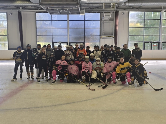 Photo de l'équipe du groupe des féminines du Club de hockey sur glace, avec leurs coachs