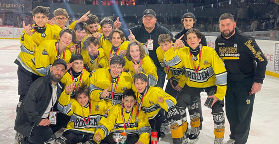 Photo de l'équipe du groupe U15 sur la glace, avec leurs coachs et accompagnants