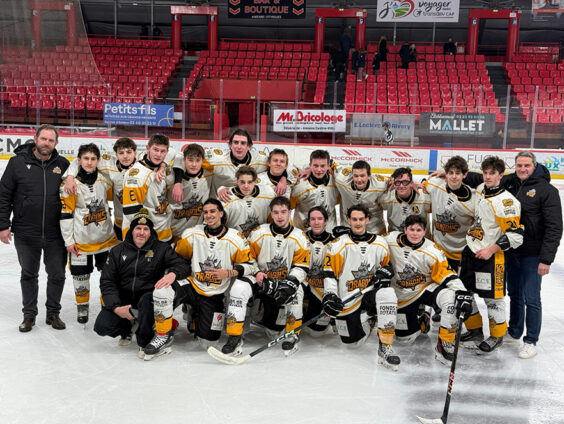 Photo de l'équipe du groupe U18 Club sur la glace, avec leurs coachs