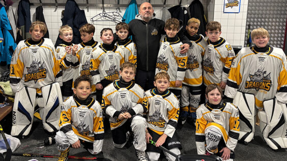 Photo de l'équipe du groupe U9 dans els vestiaire avec leur coach
